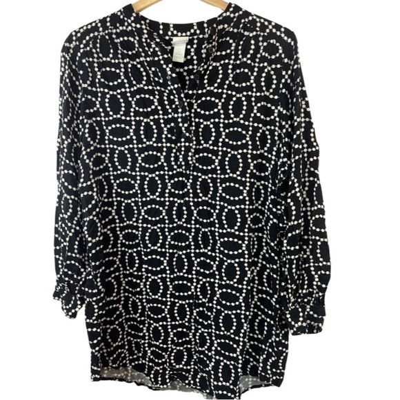H&M black and white tunic. Beautiful quality material. Hangs nicely. Women’s S - Picture 3 of 4